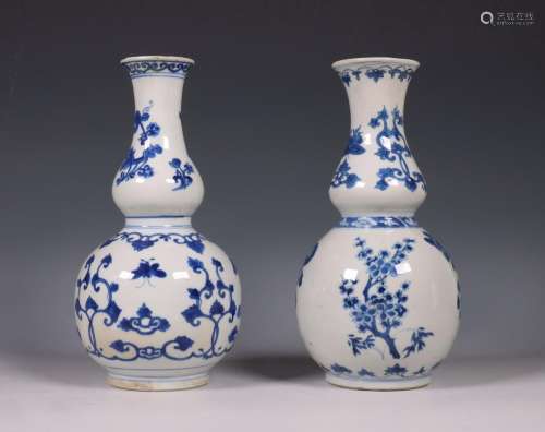 China, twee blauw-wit porseleinen kalebasvazen, Kangxi perio...