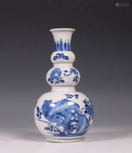 China, blauw-wit porseleinen knobbelvaas, Kangxi periode (16...