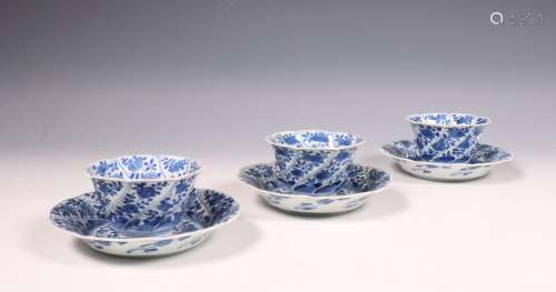 China, set van drie blauw-wit porseleinen koppen en schotels...