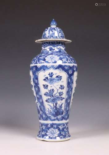China, blauw-wit porseleinen dekselvaas, Kangxi periode (166...