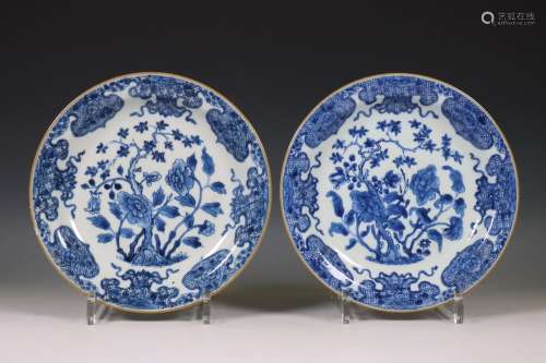 China, paar blauw-wit porseleinen borden, 18e eeuw,