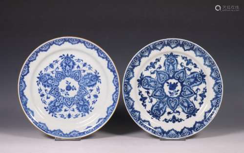 China, twee blauw-wit porseleinen ruyi borden, vroeg 18e eeu...