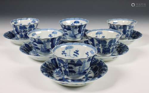 China, collectie blauw-wit porseleinen koppen en schotels, K...