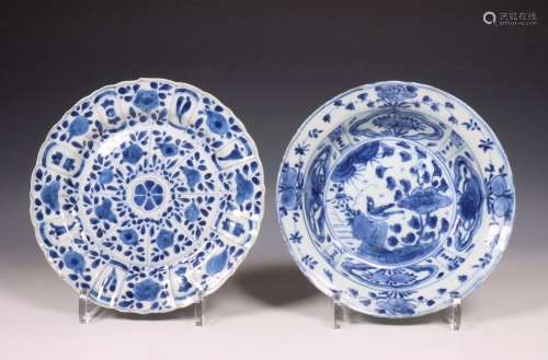 China, twee blauw-wit porseleinen borden, Wanli en Kangxi pe...