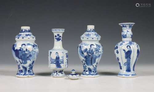 China, vier blauw-wit porseleinen vaasjes, Kangxi periode (1...