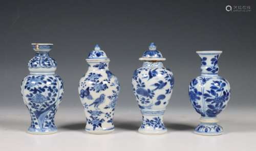 China, vier blauw-wit porseleinen vaasjes, Kangxi periode (1...