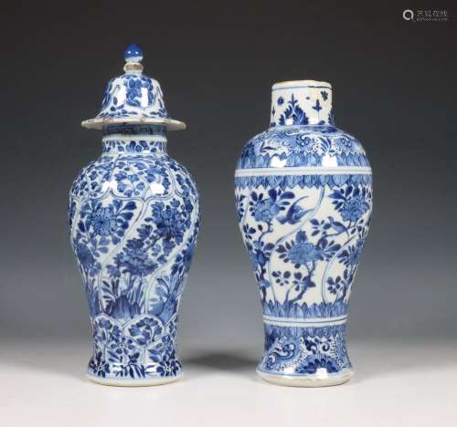 China, twee blauw-wit porseleinen vazen en een deksel, Kangx...