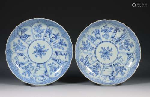 China, paar blauw-wit porseleinen borden, Qianlong periode (...
