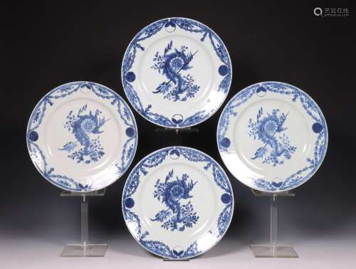China, set van vier blauw-wit porseleinen borden, 18e eeuw,