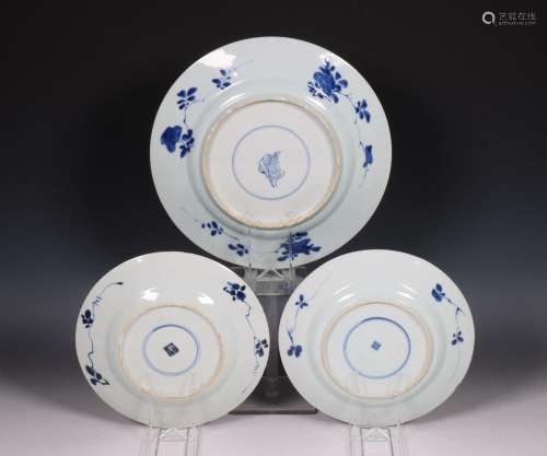 China, drie blauw-wit porseleinen aster borden, Kangxi perio...