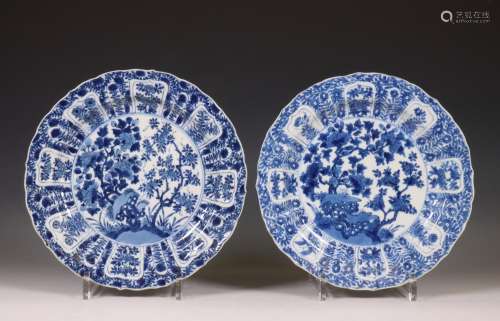 China, paar blauw-wit porseleinen borden, Kangxi periode (16...