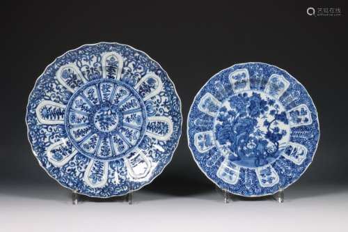 China, twee blauw-wit porseleinen borden, Kangxi periode (16...
