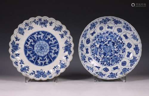China, twee blauw-wit porseleinen borden, Kangxi periode (16...
