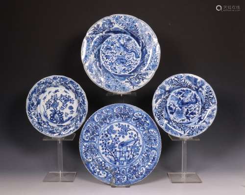 China, vier blauw-wit porseleinen diepe gelobde borden, Kang...