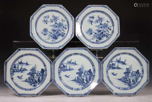 China, een paar en een set van drie blauw-wit porseleinen ac...