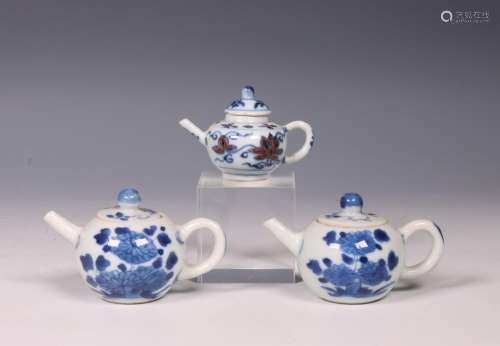 China, drie blauw-wit porseleinen miniatuur trekpotjes, 18e ...