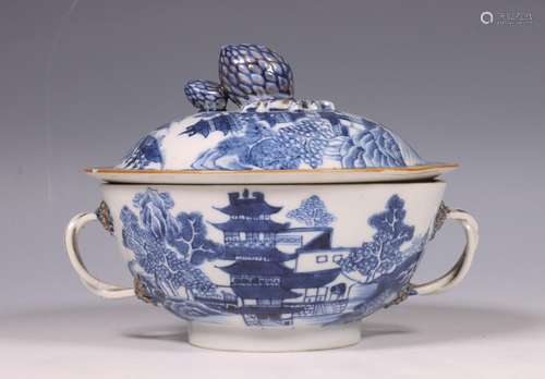 China, blauw-wit porseleinen dekselterrine, Qianlong periode...