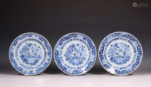 China, set van drie blauw-wit porseleinen borden, Qianlong p...