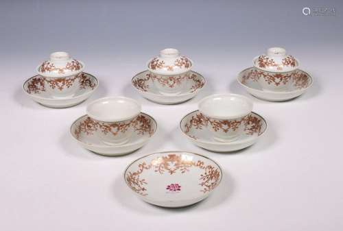 China, set van vijf famille rose kopjes en schotels, laat 18...