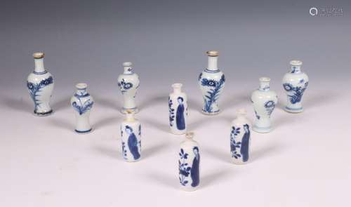 China, collectie blauw-wit porseleinen miniatuurvaasjes, 18e...