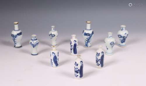 China, collectie blauw-wit porseleinen miniatuurvaasjes, 18e...