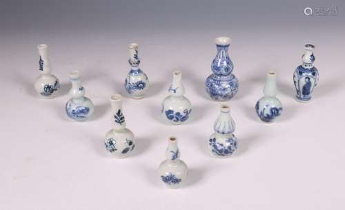 China, collectie blauw-wit porseleinen miniatuur knobbelvaas...