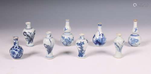 China, collectie blauw-wit porseleinen miniatuurvaasjes, 18e...