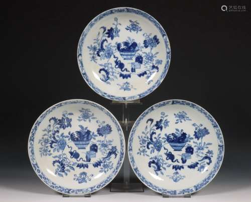 China, set van drie diepe blauw-wit porseleinen borden, Qian...