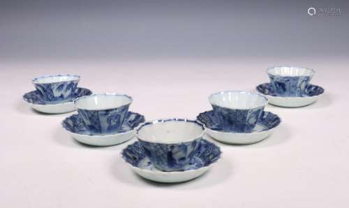 China, set van vijf blauw-wit porseleinen theekommen en scho...