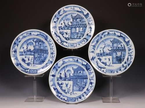 China, set van vier grote blauw-wit porseleinen borden, 19e ...