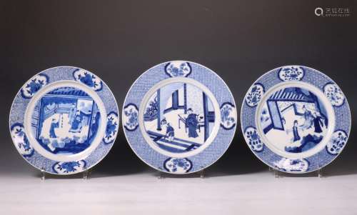 China, drie grote blauw-wit porseleinen borden, 19e eeuw,