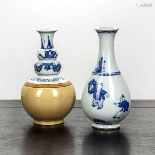 Blue and white porcelain pear shaped small vase Chinese pain...