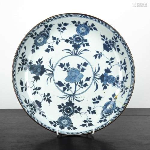 Blue and white shallow dish Chinese, circa 1800 with sprays ...