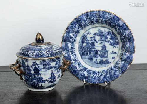 Nanking blue and white porcelain bowl, cover and stand Chine...