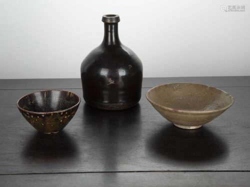 Group of ceramics Chinese comprising of a Henan-style bottle...