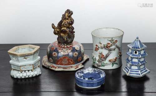 Group of porcelain Chinese and Japanese, 18th Century and la...
