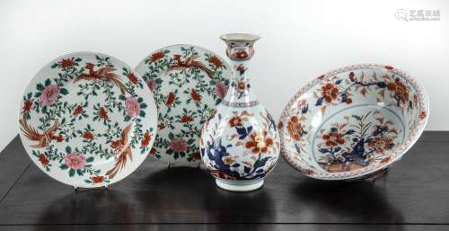 Export Imari decorated porcelain bottle vase and matching bo...