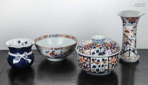 Group of pieces Chinese and Japanese to include an Imari dec...
