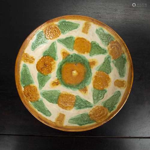 Sancai glazed plate Chinese the centre is decorated with app...
