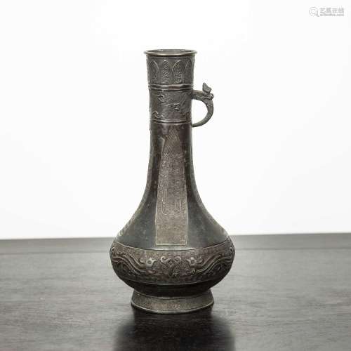 Bronze archaic vase Chinese, 17th/18th Century with bands of...