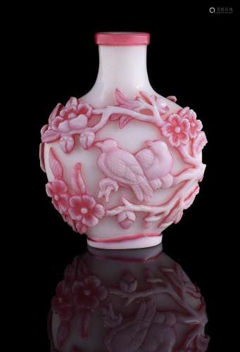 A Chinese pink and milky-white double-overlay glass snuff bo...