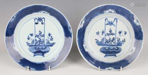 A pair of Chinese blue and white porcelain plates