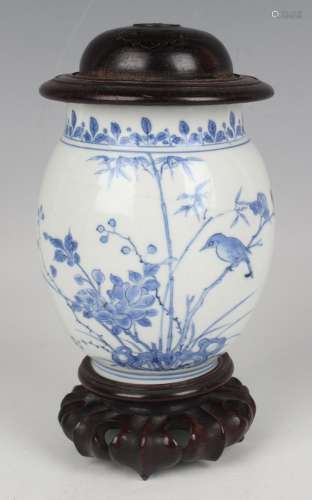 A Chinese Transitional blue and white porcelain jar