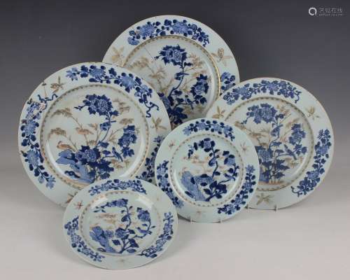 A group of five Chinese gilt decorated blue and white export...