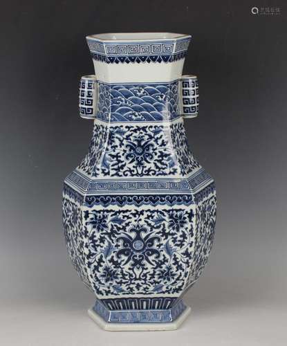 A Chinese blue and white porcelain vase