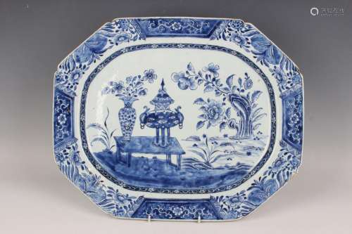 A Chinese blue and white export porcelain meat dish