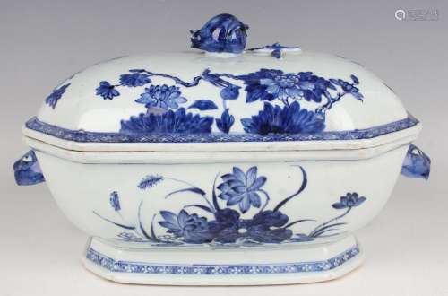 A Chinese blue and white export porcelain soup tureen and co...