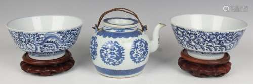 A Chinese blue and white export porcelain teapot and cover