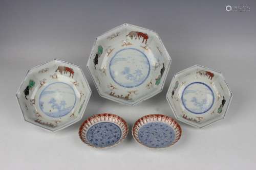 A graduated set of three Japanese Imari porcelain octagonal ...