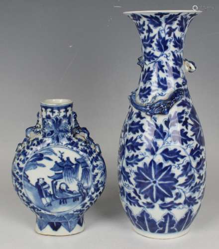 A Chinese blue and white porcelain moonflask